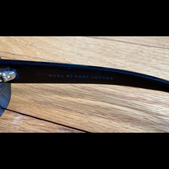 Marc Jacobs Women Polarized Sunglasses - Picture 4 of 5